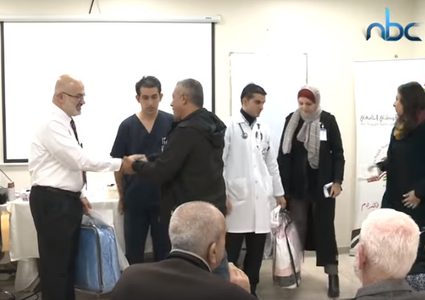 مستشفى النجاح  يكرم الأزواج المرافقين لزوجاتهم في قسم غسيل الكلى