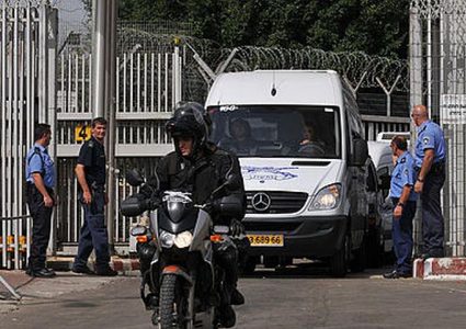 نقل أسرى قسم (6) في سجن "ريمون" إلى "نفحة"