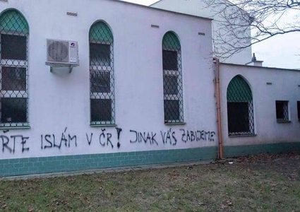 التشيك.. متطرفون يخطون عبارات تهديد عنصرية على جدران أحد المساجد