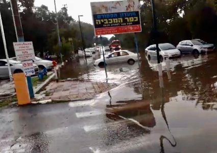 قتيلان وإغلاق طرقات وأضرار بالممتلكات