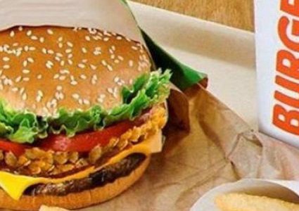 اعتقال عاملة في"بيرغر كينغ" بعد أن هددت زبونة بمسدس  لسبب صادم