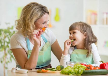 دراسة: برامج الطهي الصحية يمكن أن تعزز صحة الاطفال