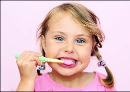ما هو العمر المناسب للبدء في تنظيف أسنان الأطفال؟