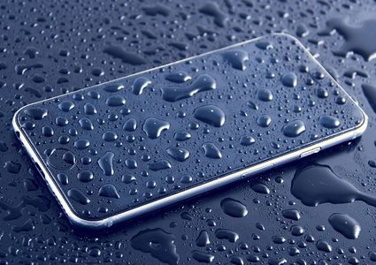 نصائح لإنقاذ الهاتف عند تعرضه لمياه الأمطار
