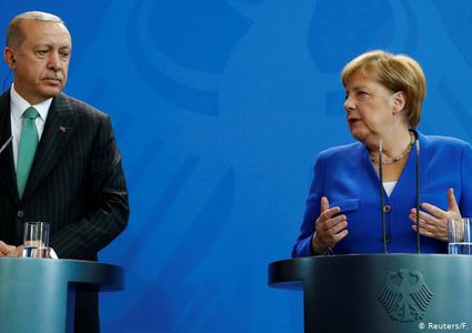 اتصال بين أردوغان وميركل لبحث الأوضاع في ليبيا وسوريا