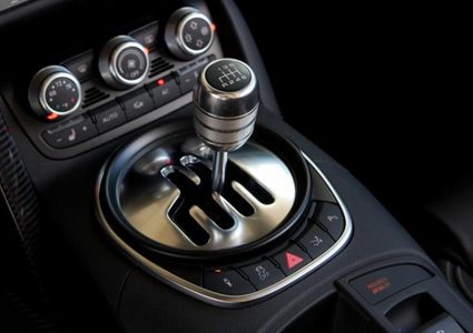 ما هي خطورة استخدام ناقل السرعة بصورة خاطئة؟