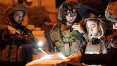 قوات الاحتلال تعتقل مواطنا ويستولي على مركبة في بيت أمر