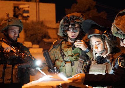 قوات الاحتلال تعتقل مواطنا ويستولي على مركبة في بيت أمر