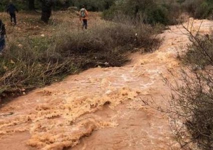 العثور على جثة مواطن بسيارة جرفتها سيول
