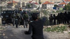 قمع مسيرة سلمية مناهضة للاستيطان في قلقيلية