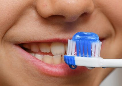 أخطاء شائعة عند تنظيف الأسنان