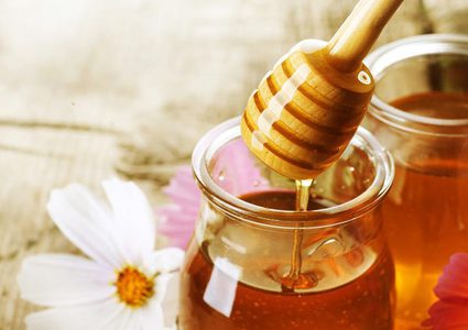 أبرز مخاطر تناول العسل الخام
