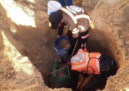 انقاذ عامل انهال عليه بئر لتفريغ مياه الصرف الصحي جنوب غزة