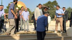 عشرات المستوطنين يقتحمون الأقصى واعتقال أحد حراسه