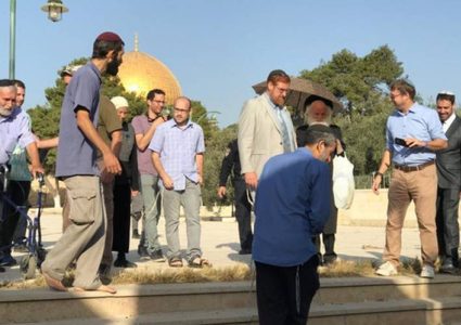 عشرات المستوطنين يقتحمون الأقصى واعتقال أحد حراسه