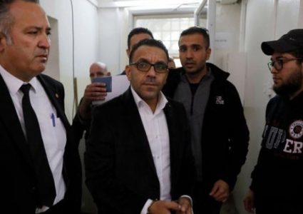 قوات الاحتلال تقتحم منزل محافظ القدس وتستدعيه للتحقيق