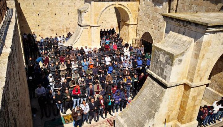 الاحتلال يعتقل 4 شبان ويعتدي على المصلين في باب الرحمة بالقدس