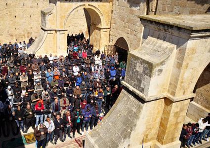 الاحتلال يعتقل 4 شبان ويعتدي على المصلين في باب الرحمة بالقدس