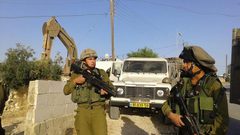 قوات الاحتلال تُخطر بهدم أربعة منازل للمواطنين شرق يطا