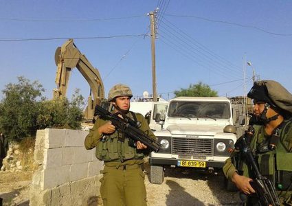 قوات الاحتلال تُخطر بهدم أربعة منازل للمواطنين شرق يطا