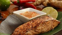 السالمون مع الطماطم وصلصة الحبق