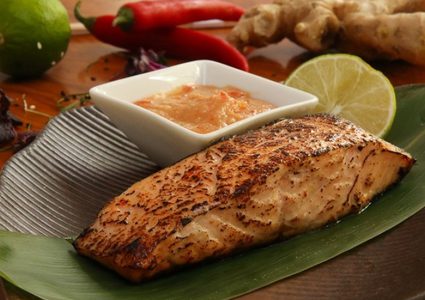 السالمون مع الطماطم وصلصة الحبق