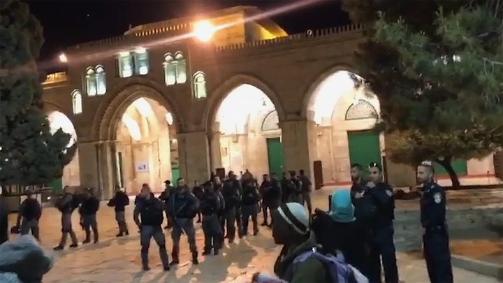 الاحتلال يعتدي على المصلين بالأقصى ويعتقل مواطنين والأردن يستنكر