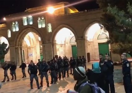 الاحتلال يعتدي على المصلين بالأقصى ويعتقل مواطنين والأردن يستنكر