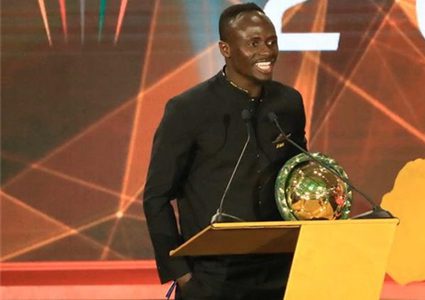 ليفربول يهنئ نجمه ماني بعد فوزه بجائزة أفضل لاعب في أفريقيا