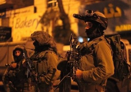 حملة اعتقالات بالضفة تطال 13 مواطناً