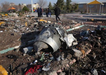 أوكرانيا تضع 3 فرضيات لتحطم طائرة تابعة لها في إيران