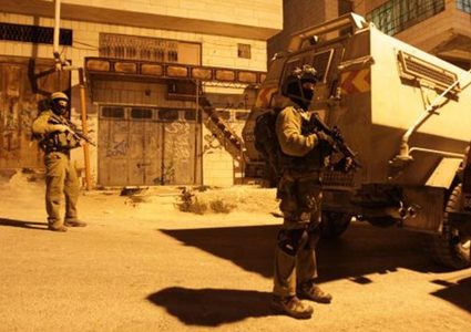 حملة اعتقالات ومداهمات بالضفة