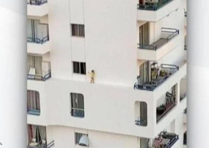 شاهد طفل يسير على حافة بناية شاهقة في جزيرة إسبانية