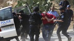 رام الله: الشرطة تقبض على شخص صادر بحقه حكم 10 سنوات