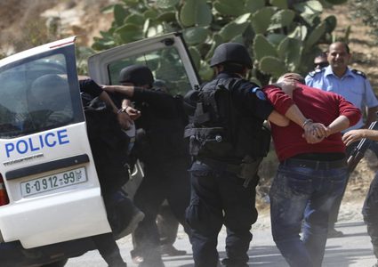 رام الله: الشرطة تقبض على شخص صادر بحقه حكم 10 سنوات