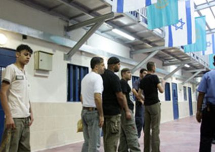 الحركة الأسيرة في سجن "ريمون" تهدد بخوض إضراب مفتوح عن الطعام