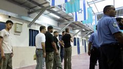 الحركة الأسيرة في سجن "ريمون" تهدد بخوض إضراب مفتوح عن الطعام