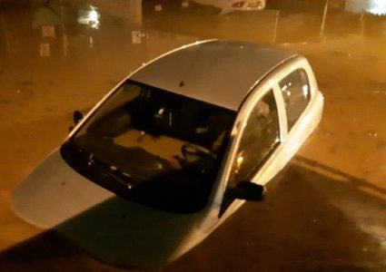 استمرار إغلاق شوارع بسبب الفيضانات