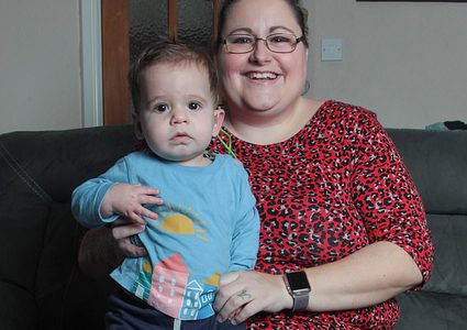 فيديو مؤثر يرصد فرحة طفل يسمع صوت أمه لأول مرة