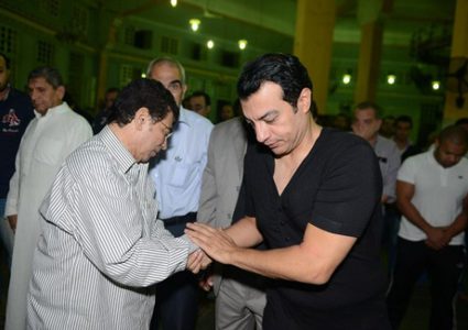 وفاة والد الفنان إيهاب توفيق في حريق فيلته بمدينة نصر