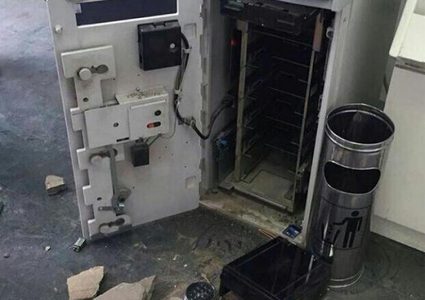 مجهولون يسرقون صرافا آليا لاحد البنوك  في مدينة البيرة
