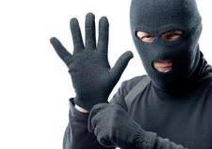 لص يقدم على سرقة المال والأدوية باستخدام "ورقة"!