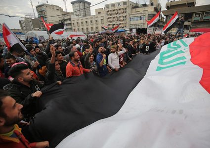 متظاهرو العراق يهتفون بنداء "لا لأميركا لا لإيران"