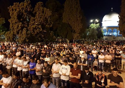 الآلاف يؤدون صلاة فجر الجمعة في الأقصى