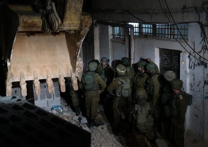 الاحتلال يخطر بهدم منازل عائلات 4 أسرى