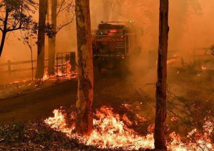 أستراليا تحث نحو ربع مليون شخص على ترك منازلهم خوفاً من الحرائق