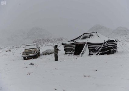شاهد تساقط الثلوج على محافظة حقل السعودية