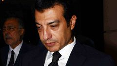 إيهاب توفيق ينهار في جنازة والده