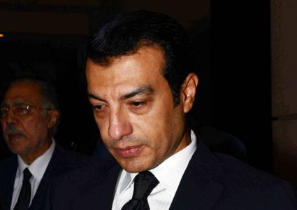 إيهاب توفيق ينهار في جنازة والده