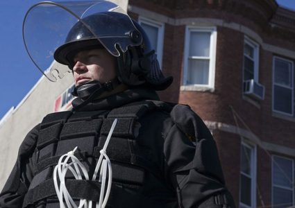 القبض على رجل ينتحل شخصية شرطي ويحاول ابتزاز امرأة